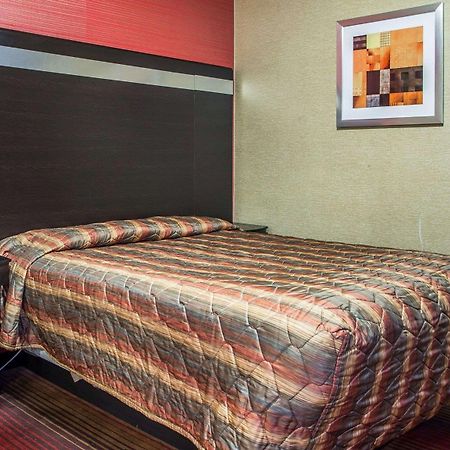 Rodeway Inn Belleville Eksteriør billede